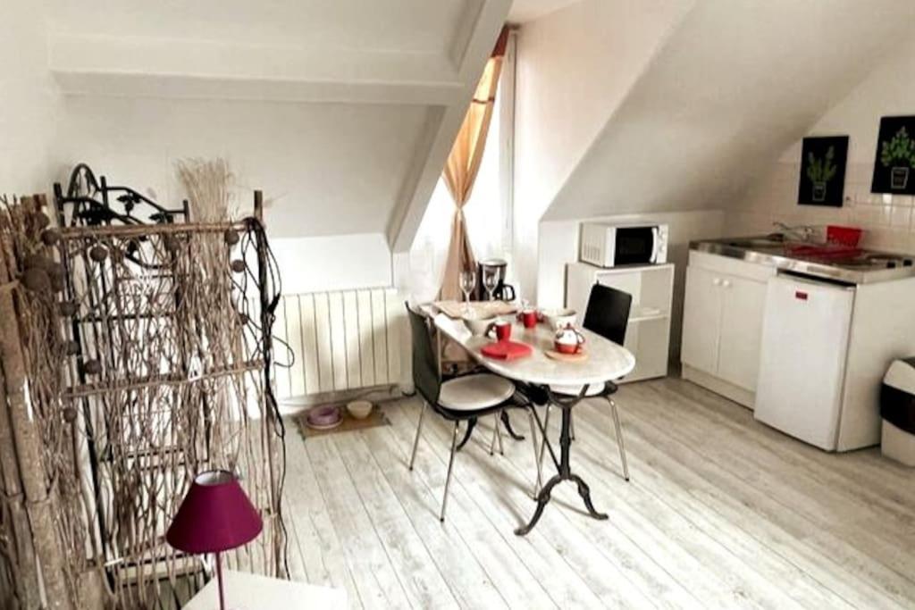 Le Cocon Rouge - Studio En Plein Centre Historique Lamballe Buitenkant foto